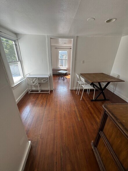 Building Photo - 28 Compton St