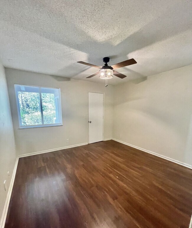 Building Photo - 104 Shoals Dr