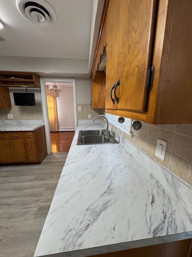 Building Photo - Spacious Brick Rancher