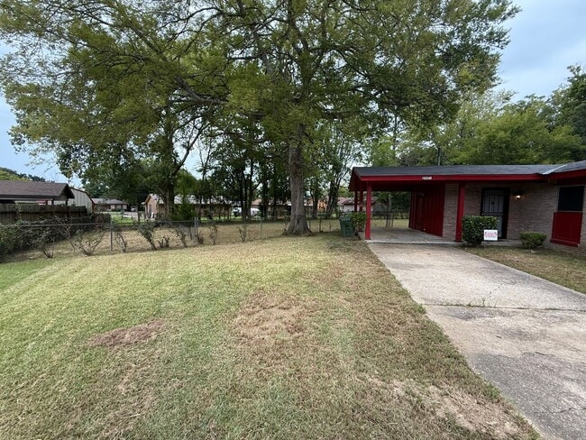 Building Photo - ** 3 Bed 1.5 Bath Located in South Lawn** ...