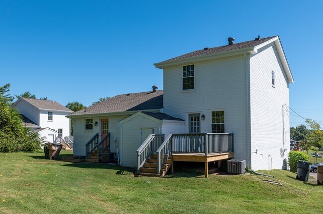 Building Photo - 606 Newhall Dr
