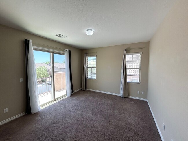 Building Photo - 4/BD 3.5/BA Spacious Home in Gated Communi...