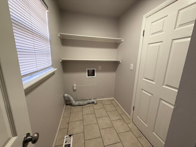 Building Photo - Tulsa 3 Bedroom 1 Bath Duplex with Fenced private Backyard