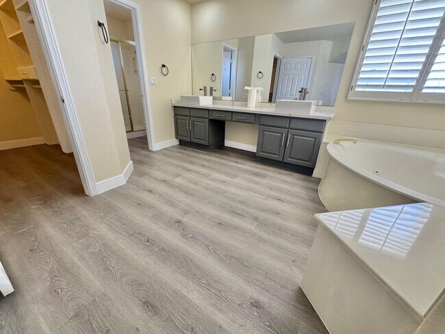 Building Photo - GORGEOUS 2 STORY SPACIOUS 4 BEDROOM HOUSE ...