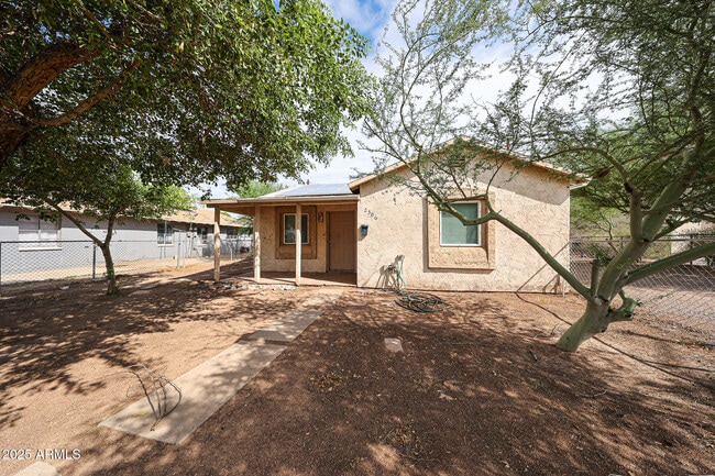 Primary Photo - 2506 E Roosevelt St