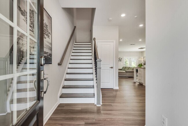 Building Photo - Bright, Modern, Spacious 4bd/3ba Home in Prime Scottdale Location