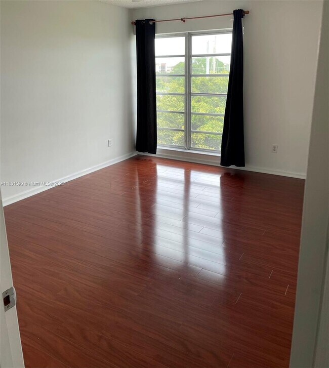 Building Photo - 9180 Fontainebleau Blvd