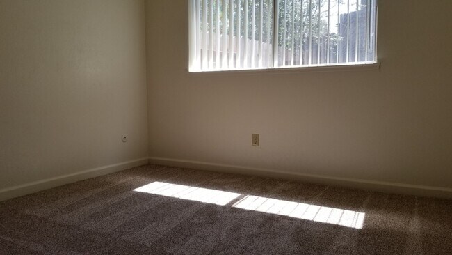 Building Photo - Charming 2 Bedroom Duplex in Fair Oaks!