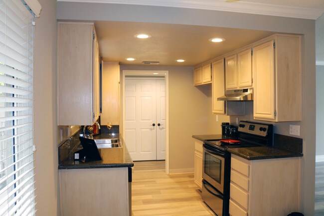 Building Photo - 248 St Francis St