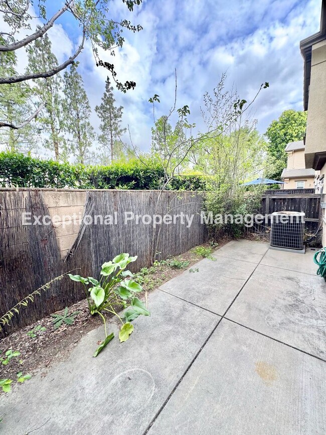 Building Photo - Ready to move in 3 bed 3 bath home