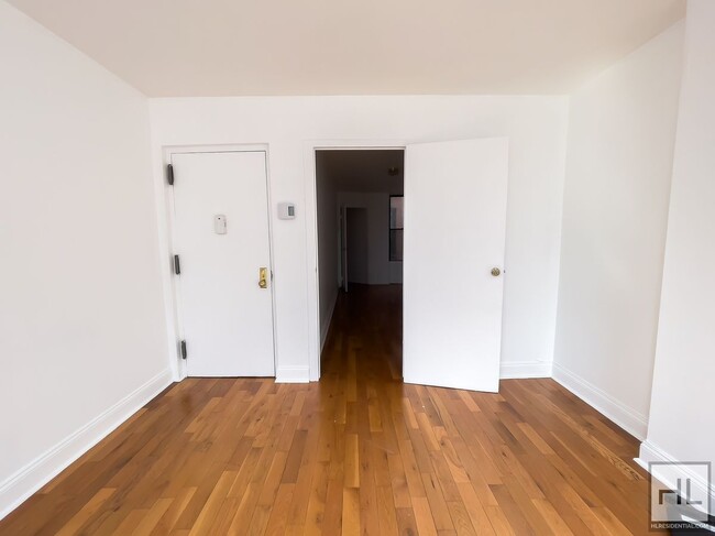 Building Photo - Spacious Bushwick 2-Bed 1-Bath / Maria Her...