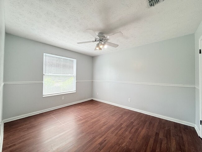 Building Photo - Spacious Living, Modern Updates & Fully Fenced Yard