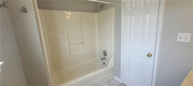 Building Photo - 2120 Fairways Ct