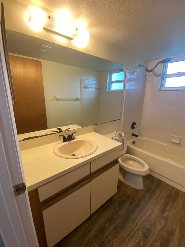 Building Photo - Great 3 Bedroom, 2 Bathroom condo in the V...