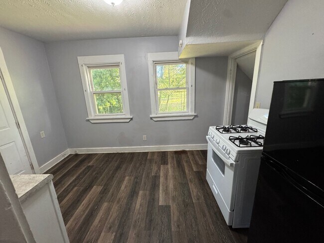 Building Photo - Charming 3-Bedroom Single Family Home Now ...