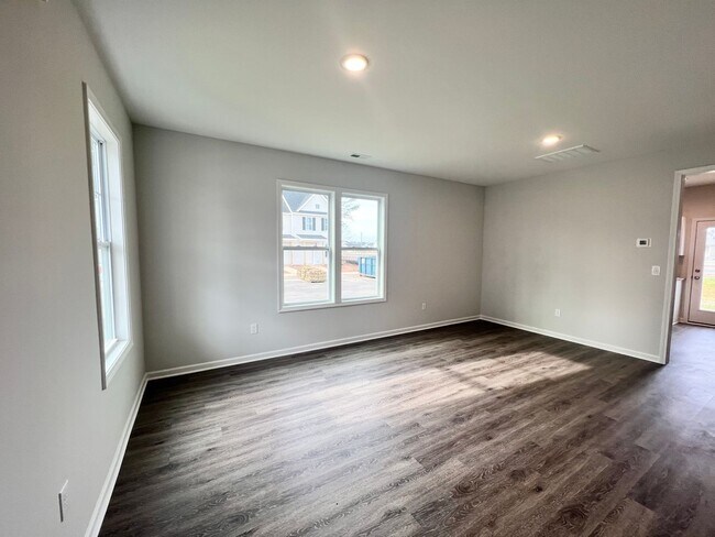 Building Photo - Move-In Special: Save $500 on Your First Month’s Rent!  2 Bedroom Townhome in Smithfield!