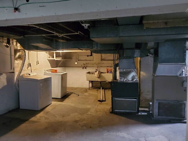 Building Photo - 13407 Puritas Ave