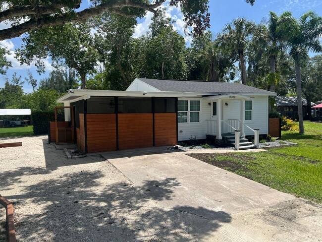Building Photo - ANNUAL ** $1,600/month ** 3/4 Mile from Su...