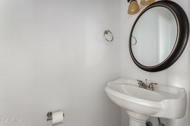 Building Photo - 15604 E Mustang Dr