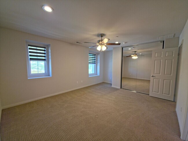 Building Photo - MOVE-IN READY 5+4 in Simi w/mountain views...