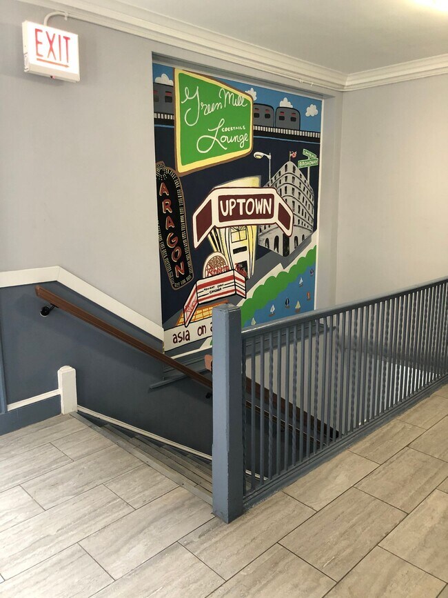 Building Photo - Remodeled Uptown Studio! Red Line - Lake