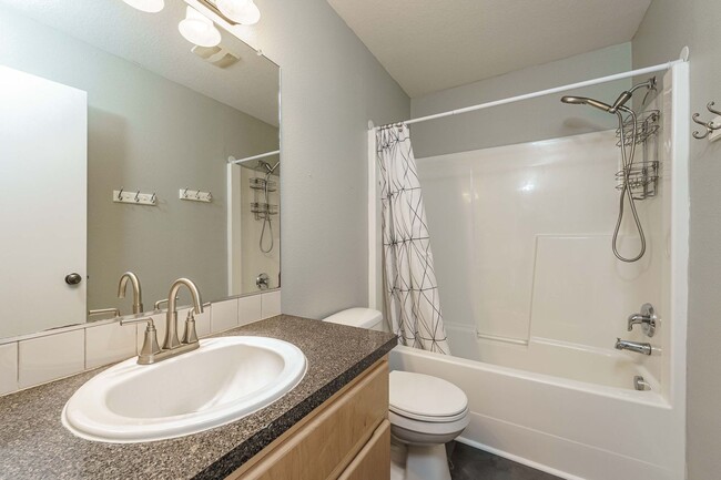 Building Photo - $500 Move In Special  4 Bedroom 2.5 Bath N...