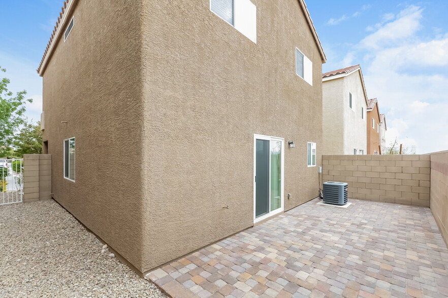 Building Photo - 8273 Oliver Twist Ln