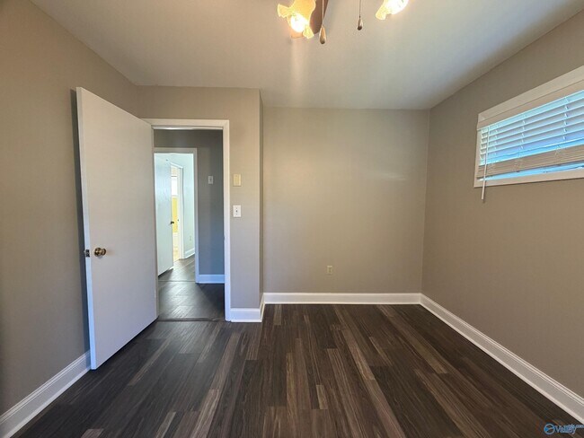 Building Photo - 1518 15th Ave SW