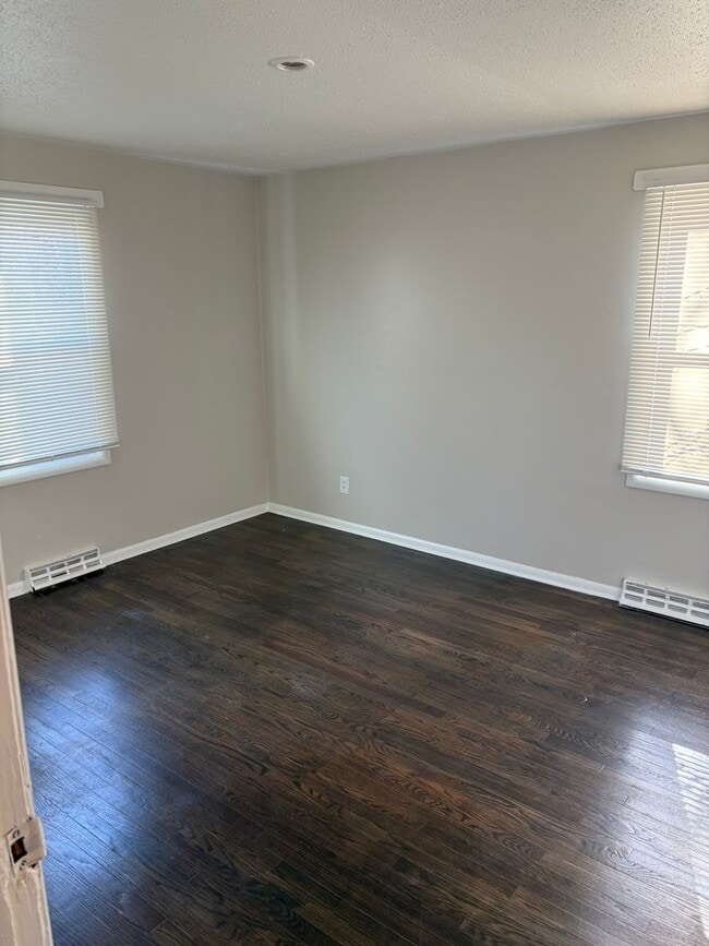 Building Photo - Large 3 bedroom house available