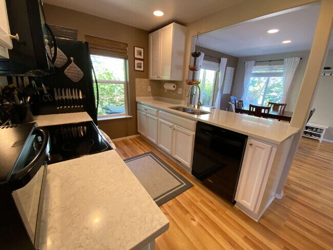 Building Photo - Quiet 3-Bed, 1.5-Bath Home with Large Encl...