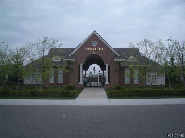 Building Photo - MOVE IN READY CONDO IN WALLED LAKE!