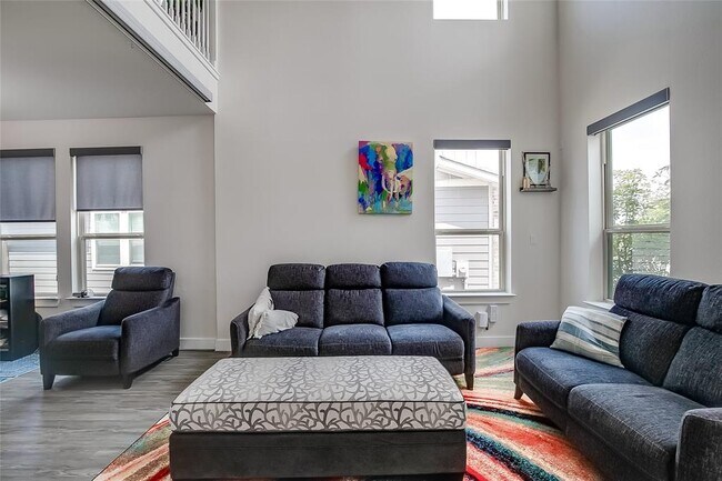 Building Photo - 15912 Cadoz Dr
