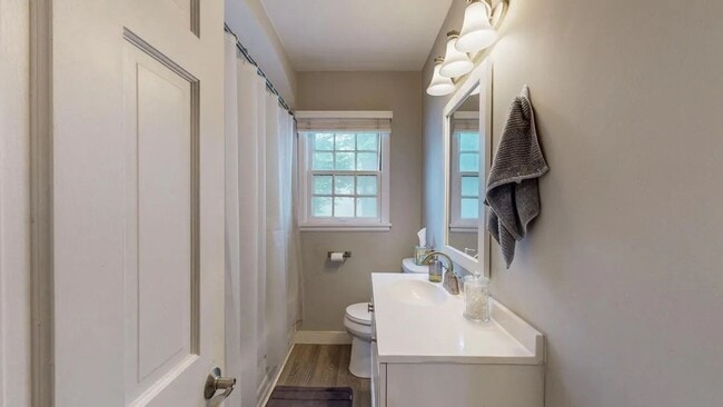 Building Photo - Welcome to this charming 2-bedroom, 1-bath...