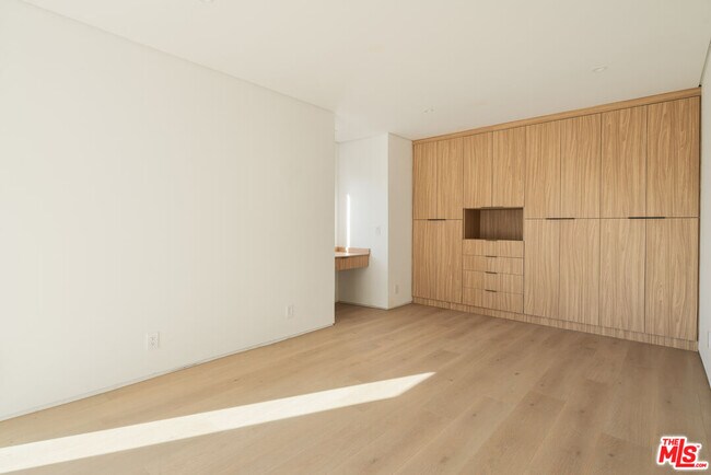 Building Photo - 1931 Sunset Plaza Dr