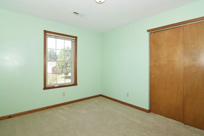 Building Photo - GREAT, 3 BEDROOM, 2.5 BATH HOME IN WARREN TOWNSHIP!