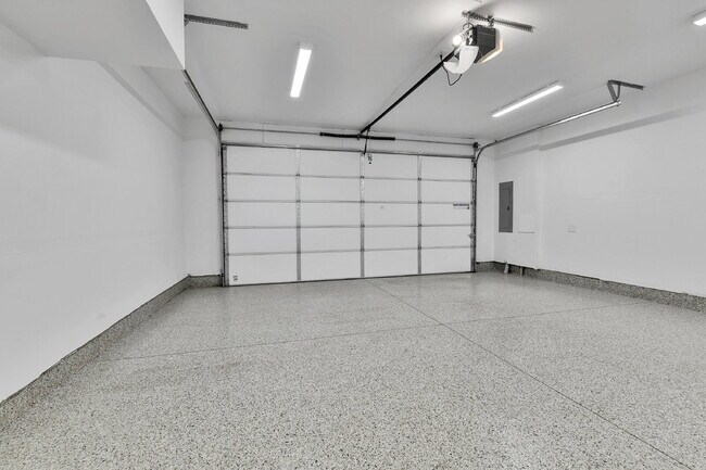 Building Photo - $3,200 - 2 Bed, 2.5 Bath Townhome in Prime...