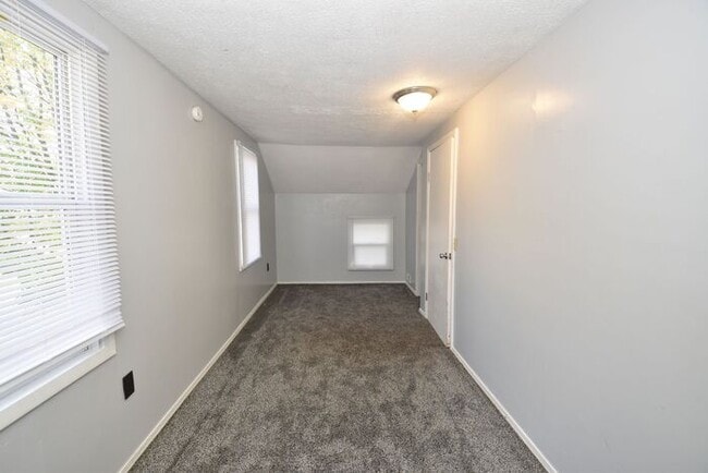 Building Photo - Elkhart 3 bedroom and 2 full baths
