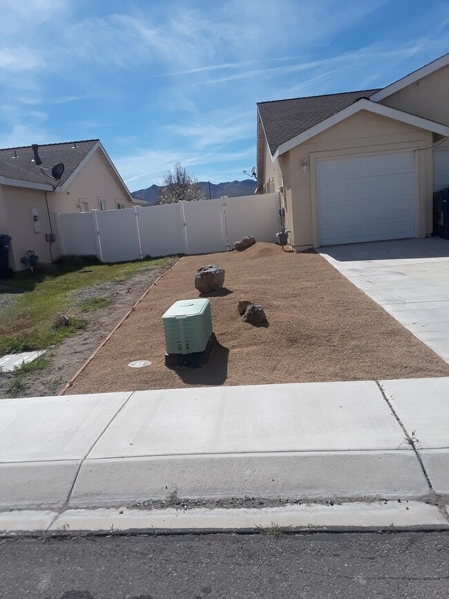 Building Photo - Gorgeous Remodeled Spacious 4 bedroom