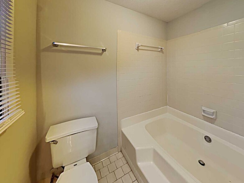 Building Photo - 1427 Hillside Pl SE