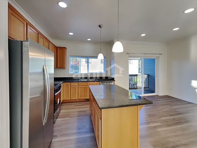 Building Photo - 7329 Rainier Dr