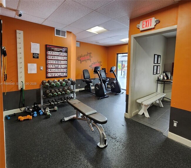 Building Photo - 950 Hillcrest Dr