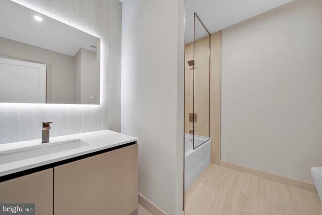 Building Photo - 2121 Ward Pl NW