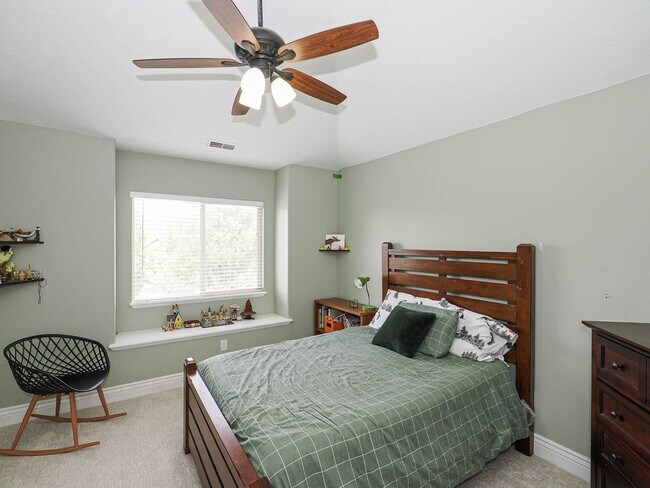 Building Photo - 4 Bedroom, 2.5 bathroom Bluffdale Home