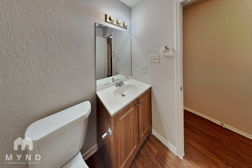Building Photo - 2214 Creekside Ln