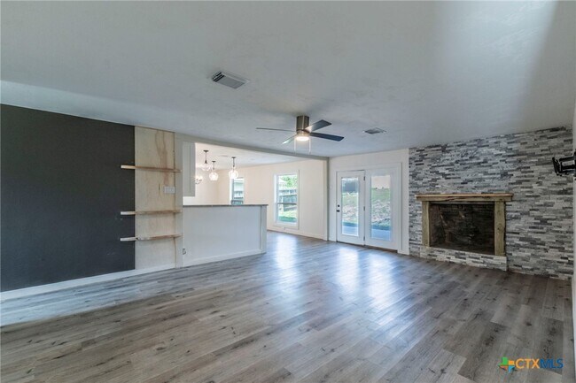 Building Photo - 4013 Valley View Dr