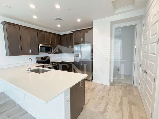 Building Photo - 784 S Hawk Ln