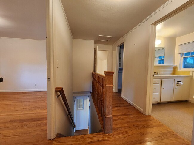 Building Photo - 7251 Maple Ave