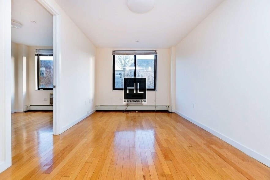 Building Photo - Metropolitan Ave