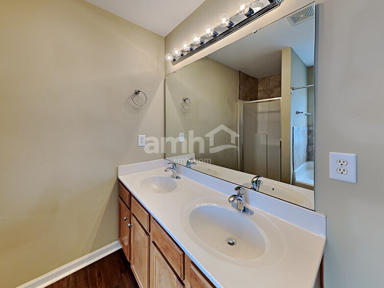 Building Photo - 5152 Chasteal Trl