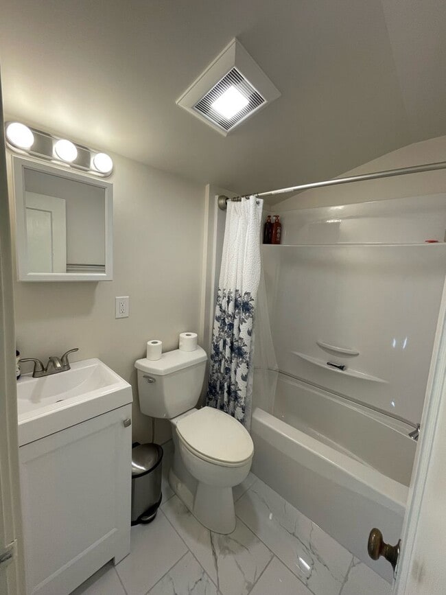 Building Photo - 120 SE 2nd St